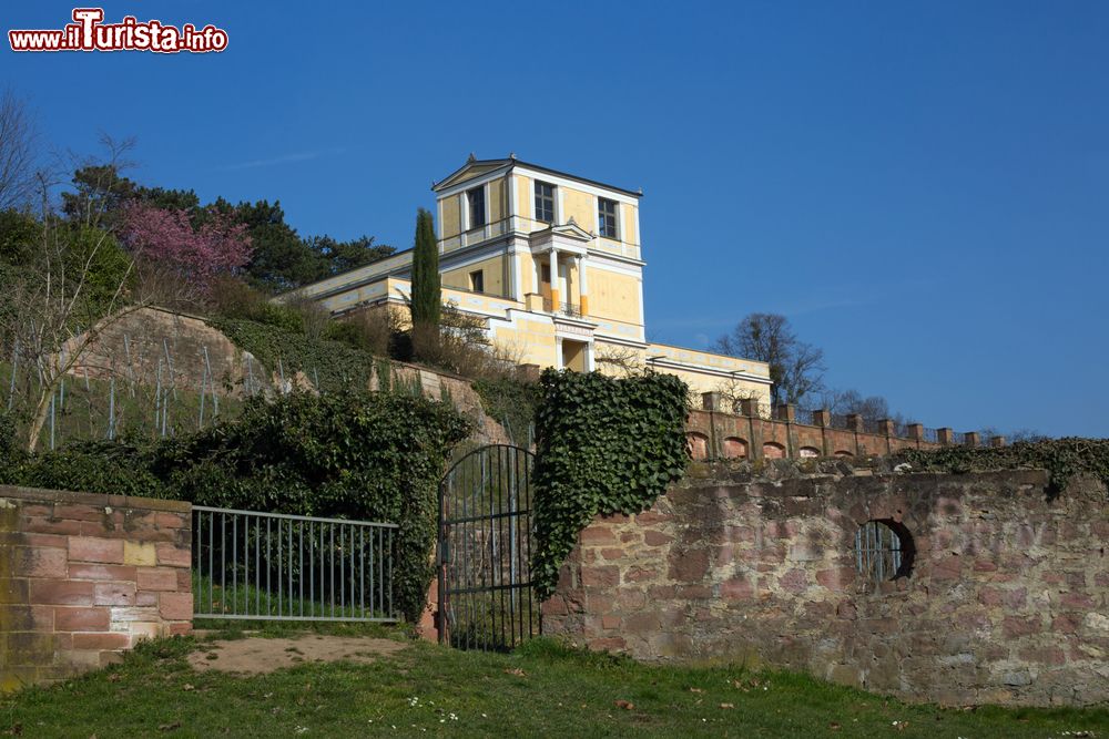 Immagine Il Pompejanum ad Aschaffenburg sulla sponda del Meno, Germania. Re Ludwig I° di Baviera si innamorò a tal punto di questa cittadina da farvi costruire un luogo di cultura che si ispirasse alla casa di Castore e Polluce di Pompei. Nel 1849 nacque così il Pompejaunum.