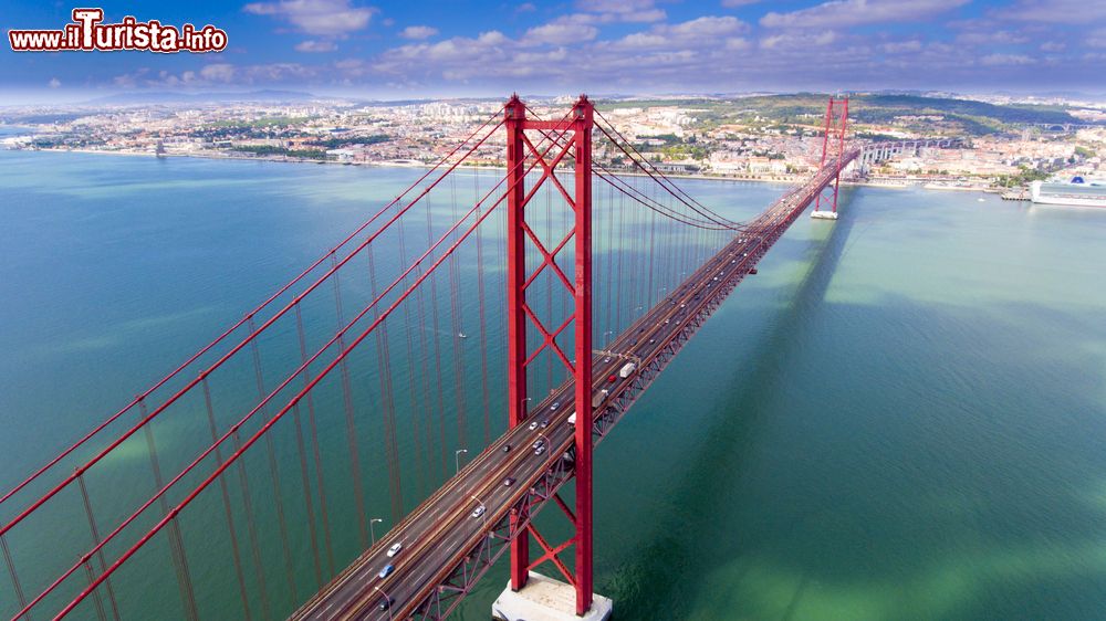 Immagine Il Ponte 25 de Abril che collega Lisbona con Almada sulla sponda sinistra del fiume Tago in Portogallo