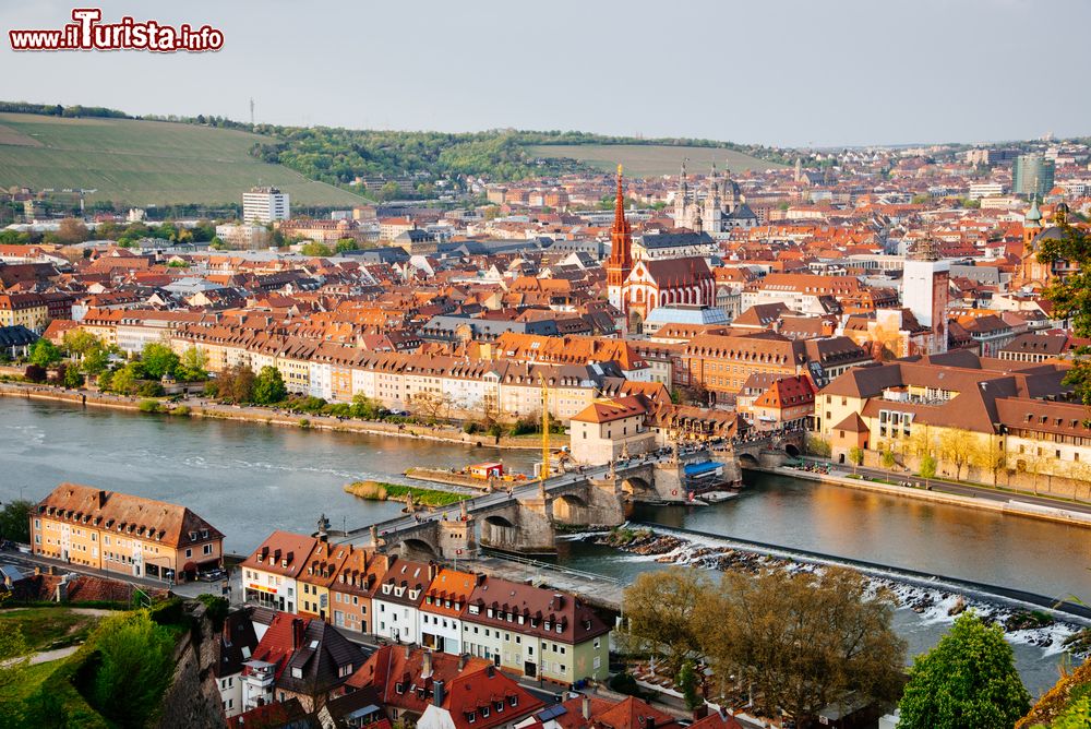 Immagine Il ponte Alte Mainbrucke e la città di Wuerzburg in Germania