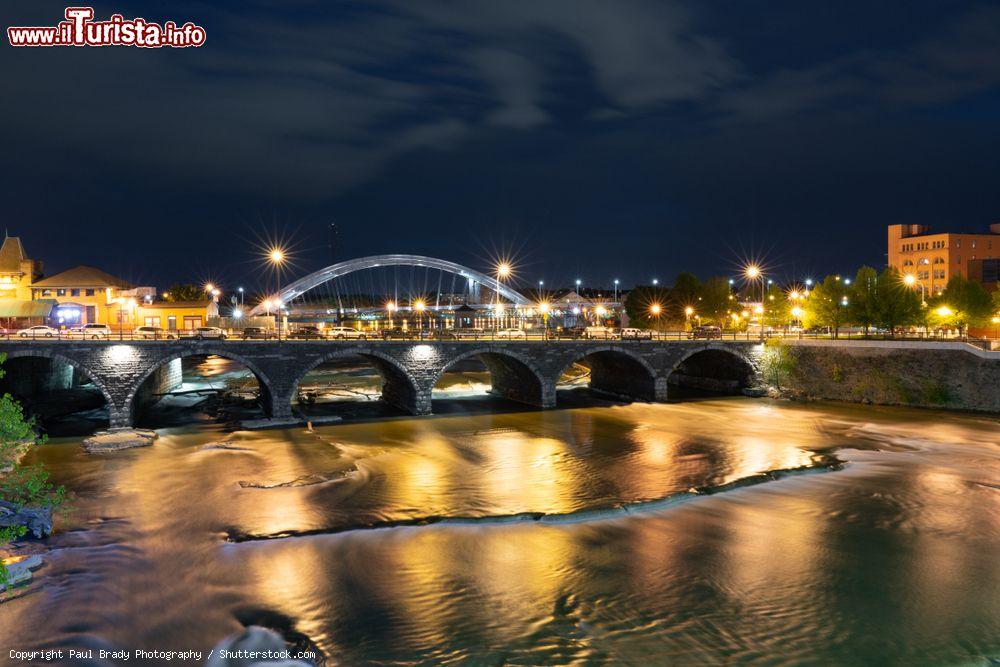 Immagine Il ponte Broad Street a Rochester, New York, lungo il fiume Genesee by night. Costruito originariamente nel 1836-1842, questo acquedotto in pietra fa parte dei luoghi storici nazionali - © Paul Brady Photography / Shutterstock.com