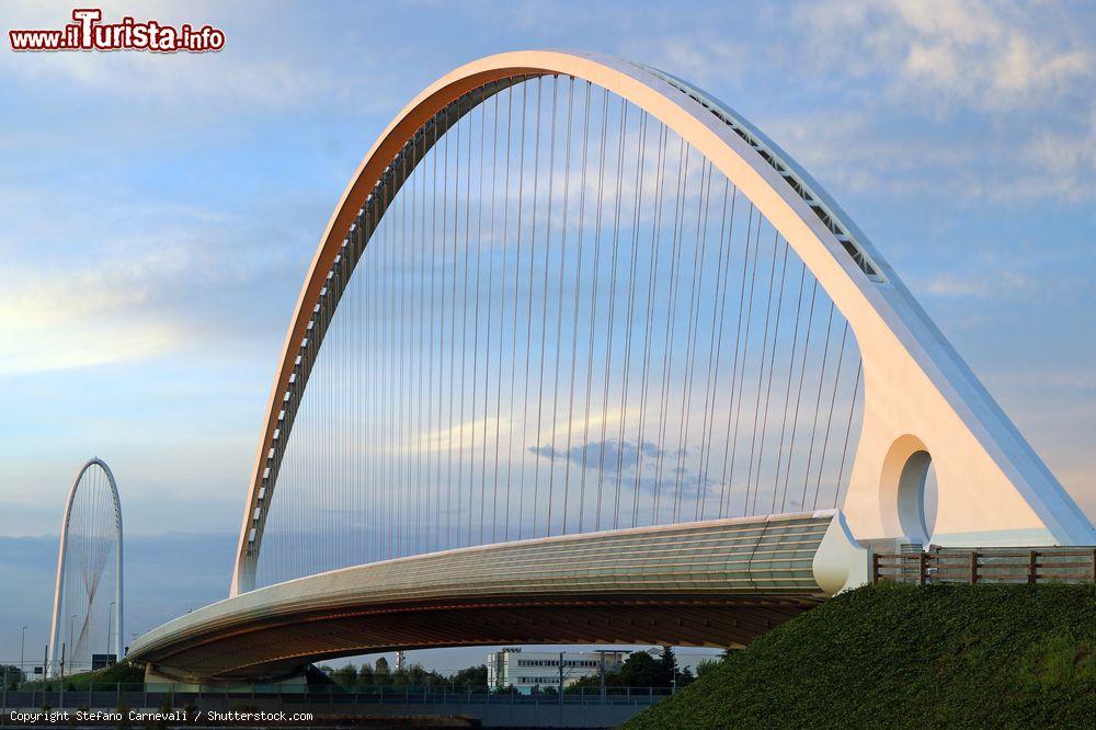 Immagine Il ponte Calatrava a Reggio Emilia, Emilia Romagna. Architettura moderna per il ponte strallato che attraversa l'autostrada A1: a disegnarlo l'architetto spagnolo Santiago Calatrava. Oggi è uno dei simboli della città di Reggio Emilia - © Stefano Carnevali / Shutterstock.com