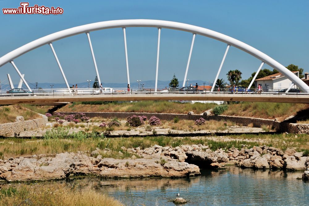 Immagine Il ponte che attraversa il fiume Barranco a Vinaros, Spagna. 