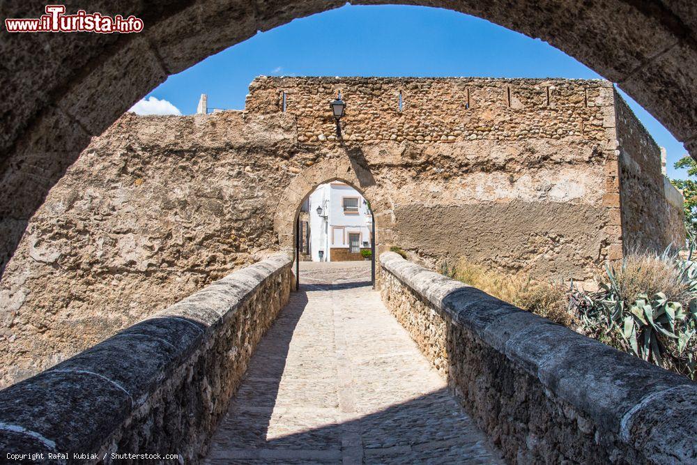 Immagine Il ponte che conduce alla piazza principale del castello di Bunol, Spagna - © Rafal Kubiak / Shutterstock.com