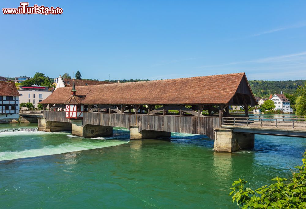 Immagine Il ponte coperto sul fiume Reuss a Bremgarten, Svizzera. Costruito in legno, è uno dei monumenti simbolo della città del Canton Argovia.