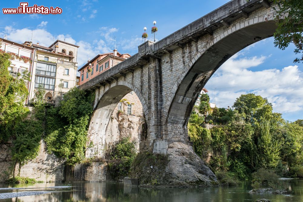 Immagine Il Ponte del Diavolo a Cividale del Friuli, Udine, Italia. Costruito in pietra a partire dal 1442, è il simbolo della città. Poggia su un macigno naturale adagiato nel letto del fiume Natisone.