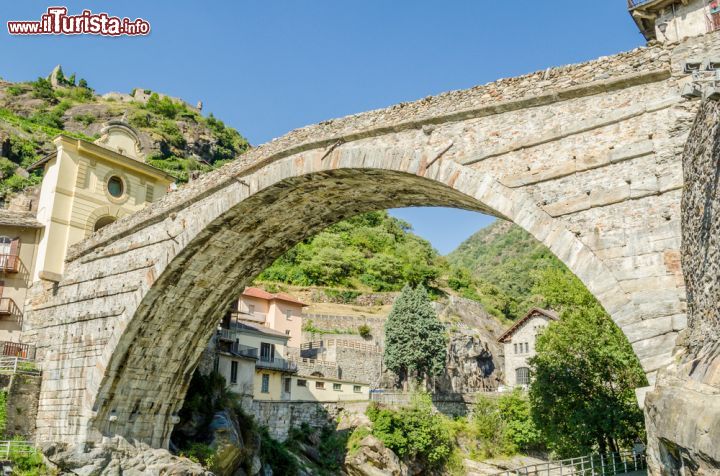 Immagine Il ponte del diavolo a Pont Saint Martin sul torrente Lys - © Marco Saracco / Shutterstock.com