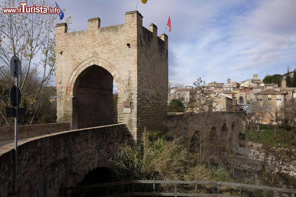 Immagine Il Ponte del Diavolo a Tolentino, Marche. Eretto nel 1268 su disegno di Mastro Bentivegna, questo ponte, unico nella sua forma lungo tutto il corso del Chienti, ha cinque arcate centinate sorrette da imponenti piloni.