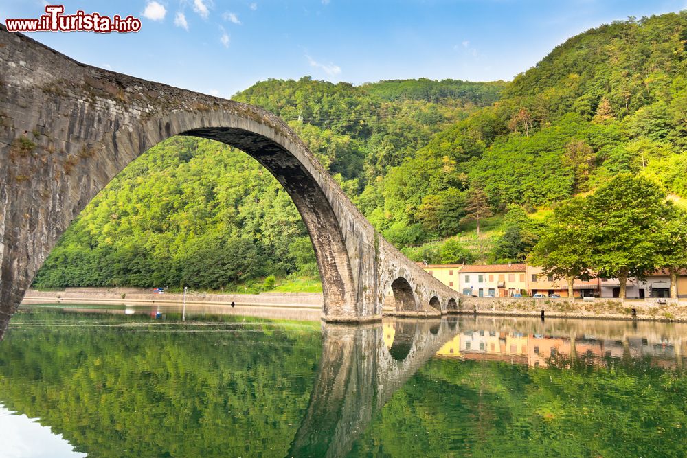 Immagine Il Ponte della Maddalena a Bagni di Lucca in Toscana, anche chiamato Ponte del Diavolo.