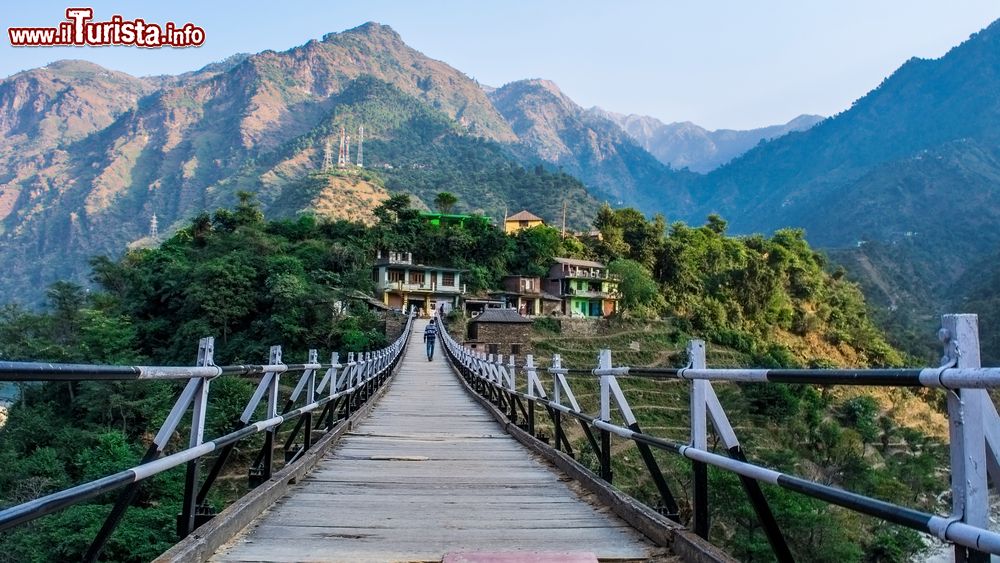 Immagine Il ponte della Pace nei pressi della città di Manali, Himachal Pradesh, India. Questa passerella in legno permette di raggiungere il villaggio passando attraverso splendidi paesaggi naturali.