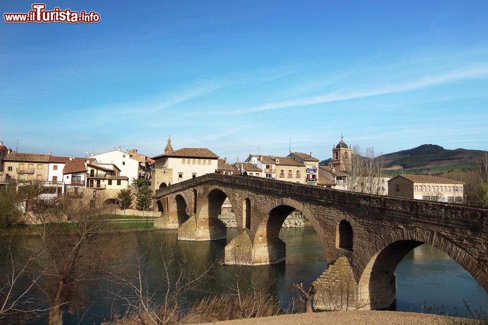 Immagine Il Ponte della Regina collega il villaggio di Estella all'inizio della 5^ tappa del Cammino di Santiago, Navarra, Spagna.