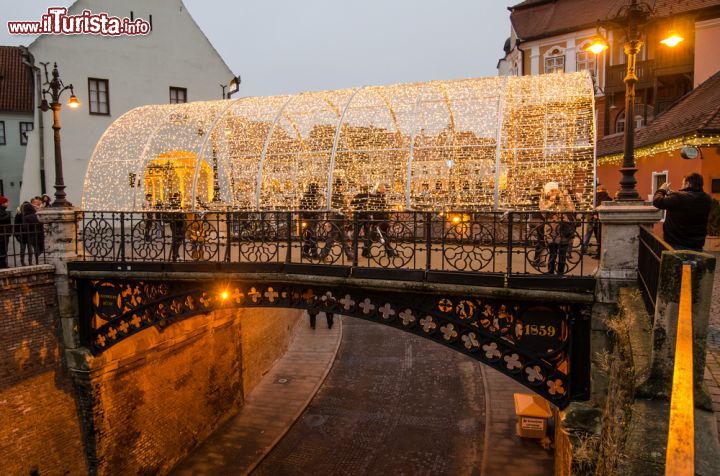 Immagine Ponte delle Bugie a Sibiu, Romania - Sopra Ocnei Street, nei pressi della Piazza Piccola, si trova il celebre Ponte delle Bugie, uno dei primi in ghisa realizzati in Europa. In origine il ponte era in legno ma nel 1859, dopo ben 200 anni di esistenza, venne ricostruito con questa lega di ferro e carbonio. Inserito nella lista dei monumenti storici della città di Sibiu, ne è diventato un vero e proprio simbolo: oggi è considerato un luogo romantico dove si incontrano gli innamorati per giurarsi amore eterno e per attaccare lucchetti. Una leggenda vuole anche che da questo passaggio pedonale venissero gettati i mercanti bugiardi dagli acquirenti imbrogliati oltre che le streghe le cui previsioni non si avveravano © 360b / Shutterstock.com