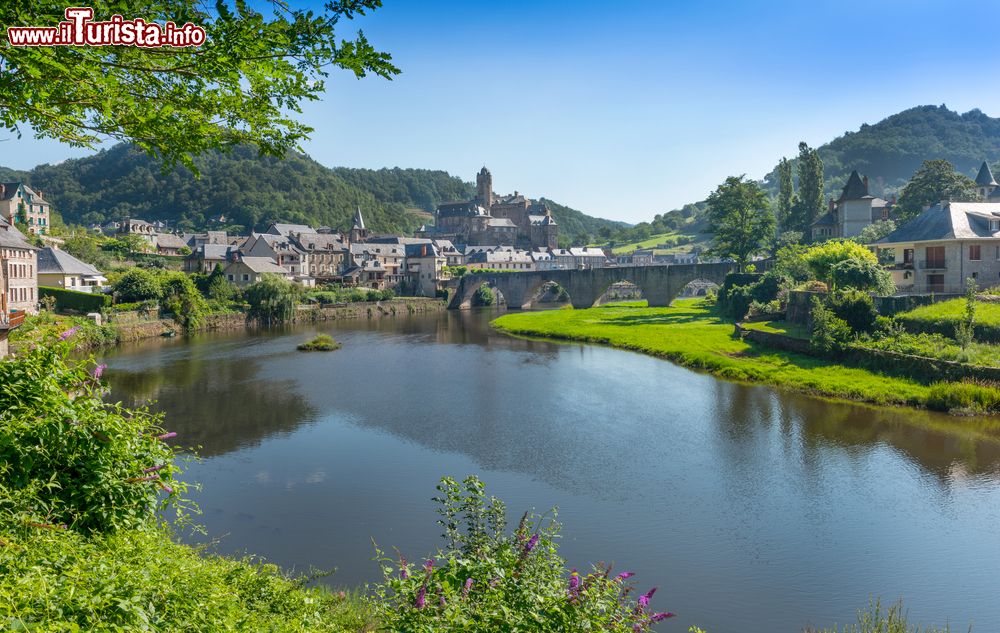 Immagine Il ponte d'Estaing, Francia. E' caratterizzato da quattro arcate gotiche e il pilone centrale è sormontato da due elementi architettonici uno di fronte all'altro.