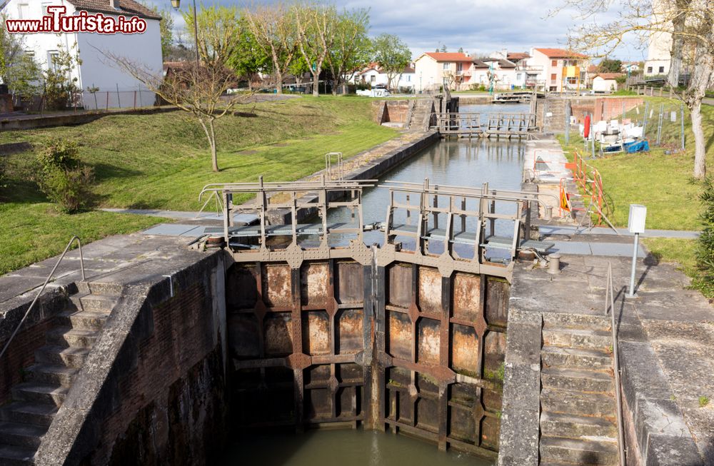 Immagine Il ponte di Cacor sul fiume Tarn, Moissac (Francia): lungo 356 metri e largo poco più di 8, permette la navigazione sopra il Tarn. Monumento storico, venne costruito con mattoni di Tolosa e pietra di Quercy.