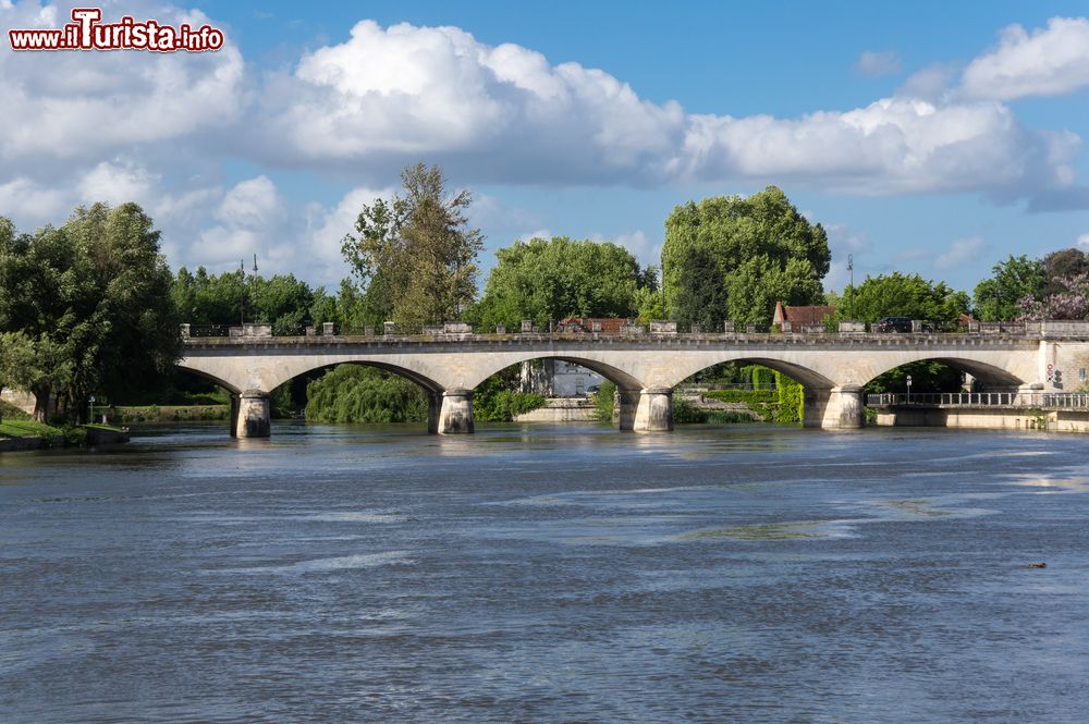 Immagine Il ponte di Cognac sul fiume Charente, Francia.