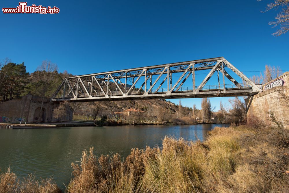 Immagine Il ponte di ferro sul fiume Duero nella città di Soria, Spagna. Con i suoi 897 km, questo corso d'acqua è il terzo più lungo della penisola iberica.