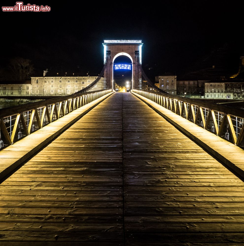 Immagine Il ponte di Tain-l'Hermitage illuminato di notte, Francia.
