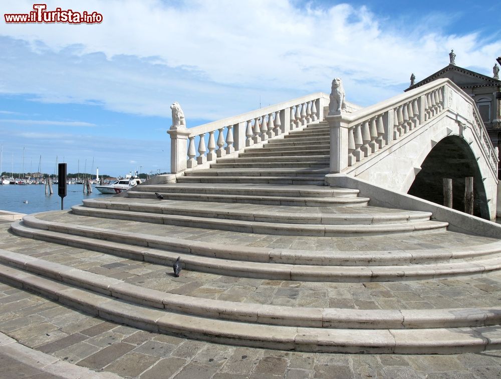 Immagine Il ponte di Vigo a Chioggia, Veneto, Italia. Si trova in Piazzetta di Vigo ed è facilmente riconoscibile per la colonna su cui svetta un piccolo leone alato.