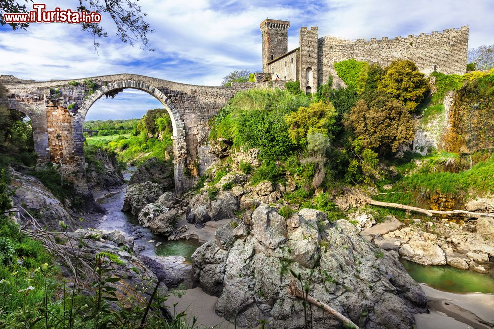 Immagine Il ponte ed il Castello di Vulci vicino a Canino nel Lazio