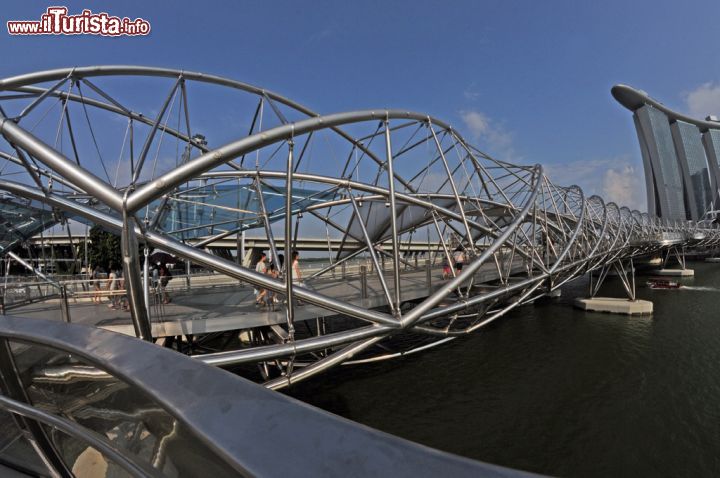 Immagine Il ponte Helix, anche conosciuto come ponte di doppia elica, collega Marina Centre con Marina South nella zona di Marina Bay Sands di Singapore. Inaugurato ufficialmente il 24 Aprile 2010, dispone di alcune piattaforme su cui fermarsi per poter ammirare la baia di Singapore - © Sonja Vietto Ramus