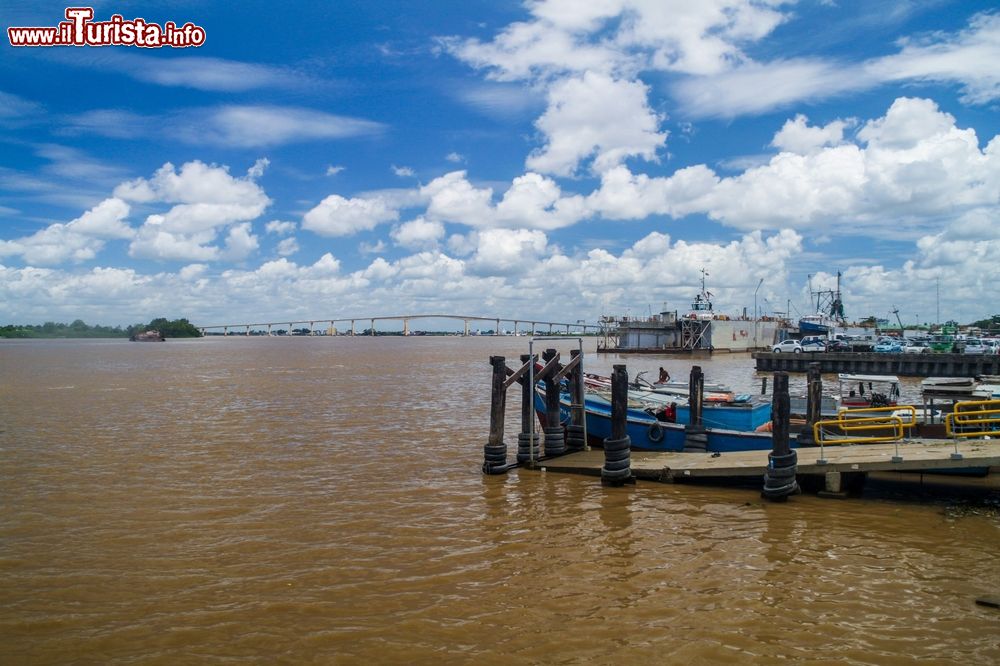 Immagine Il ponte Jules Wijdenbosch sul fiume Suriname nel porto di Paramaribo, Suriname. Alto 52 metri e lungo 1504, è stato inaugurato e aperto al transito nel maggio del 2000.