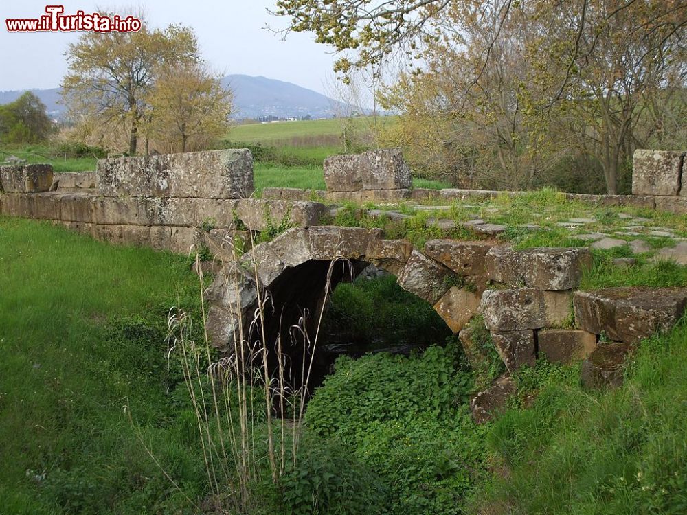 Immagine Il ponte Loreto e il Monte Artemisio vicino a Lanuvio nel Lazio  - © Deblu68 - Wikipedia