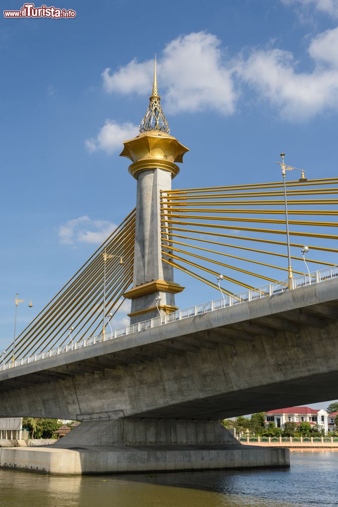 Immagine Il ponte Maha Chesadabodindranusorn sul fiume Chao Phraya nella provincia di Nonthaburi, Thailandia. Inaugurato nel dicembre 2014, si snoda per 460 metri attraversando il Chao Phraya.