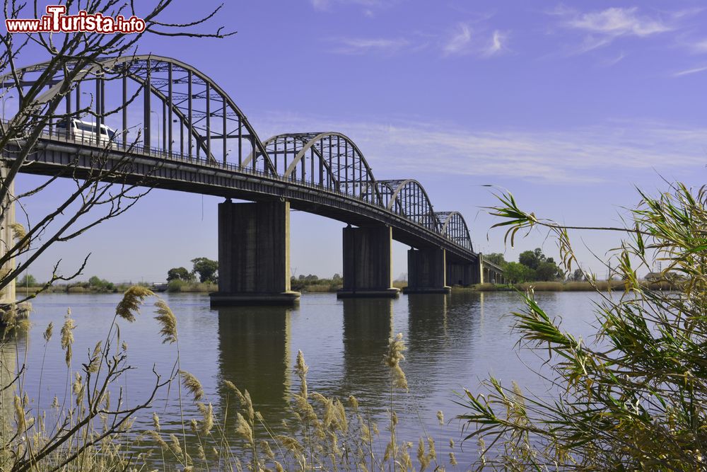 Immagine Il ponte Marechal Carmona sul fiume Tago a Vila Franca de Xira, Portogallo.