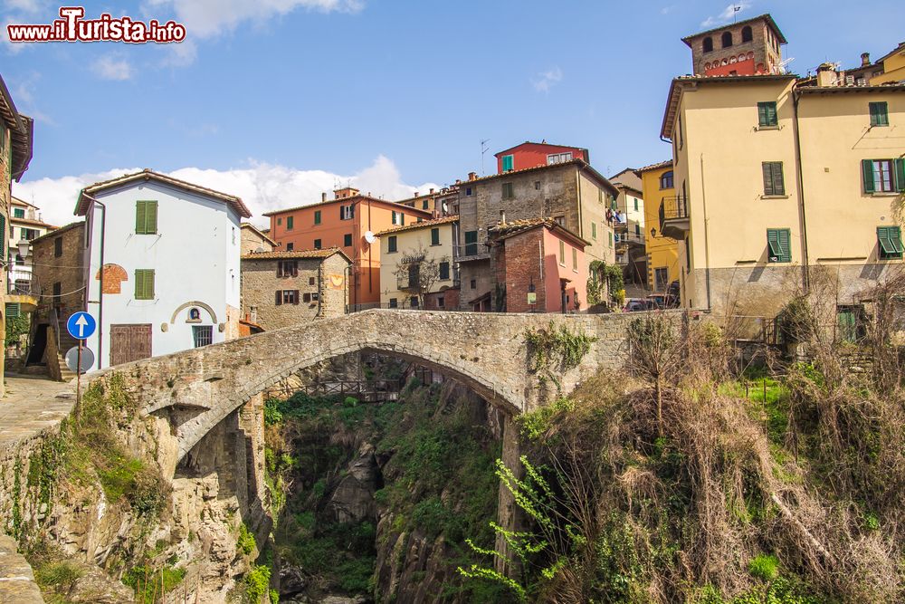 Immagine Il ponte medievale in pietra nel borgo toscano di Loro Ciuffenna, in provincia di Arezzo