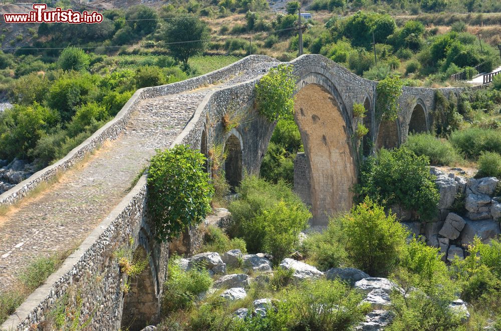 Immagine Il ponte medievale Mes (Ura e Mesit) viscino a Scutari in Albania