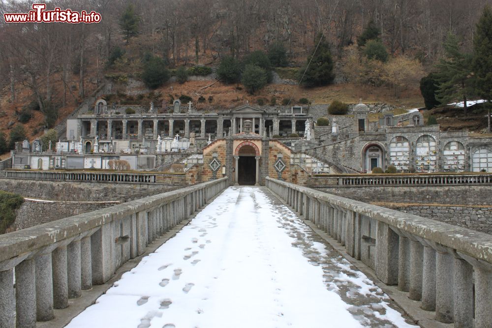 Immagine Il ponte monumentale sul fiume Cervo a Rosazza, Piemonte, in inverno con la neve.