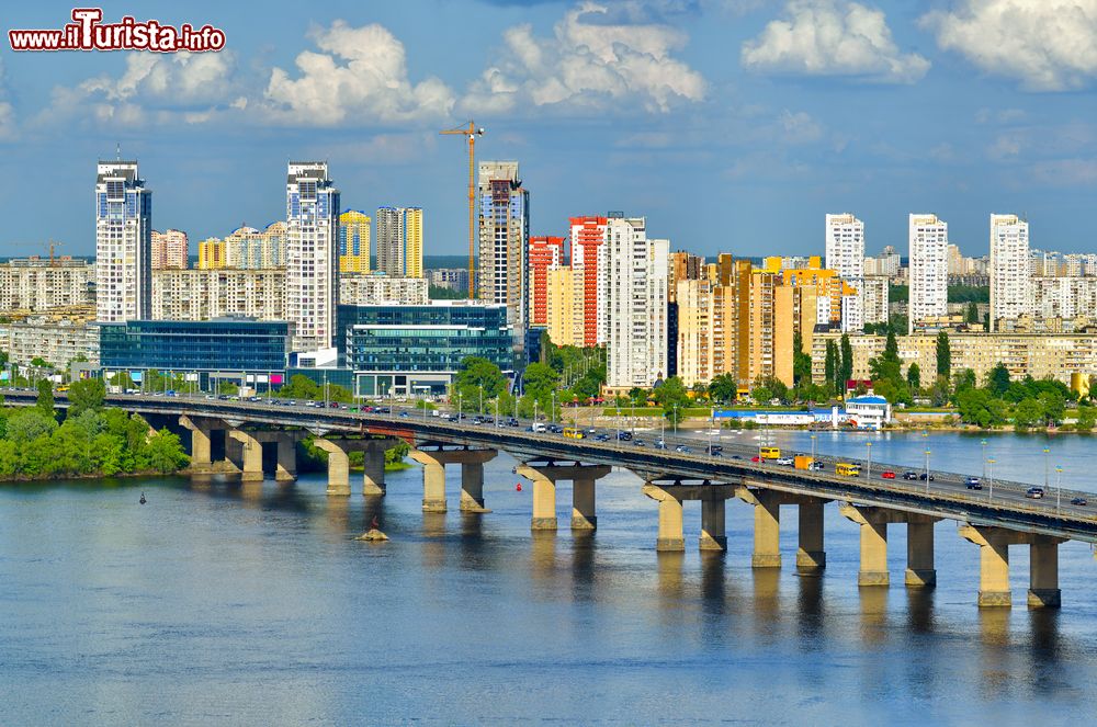 Immagine Il ponte Paton a Kiev, Ucraina. Questo ponte sul Dnieper prende il suo nome dal costruttore Evengy Paton: fu realizzato fra il 1941 e il 1953 ed è il primo al mondo tutto saldato. Sullo sfondo, il nuovo distretto residenziale della città.