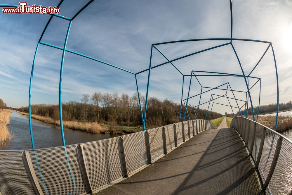 Immagine Il ponte pedonale e ciclabile Cubic Bridge a Zoetermeer, Olanda.