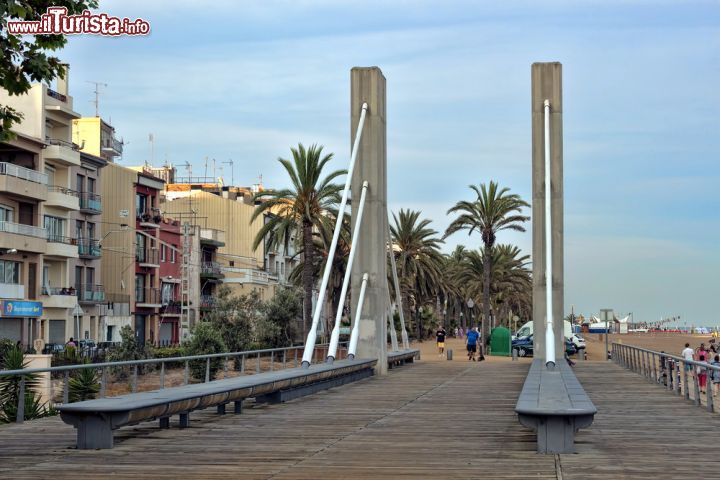 Immagine Il ponte pedonale nel centro di Calella, Spagna, al calar del sole. Questa graziosa cittadina della Costa Brava è una popolare destinazione balneare per turisti provenienti da tutta Europa - © Valentyn1961