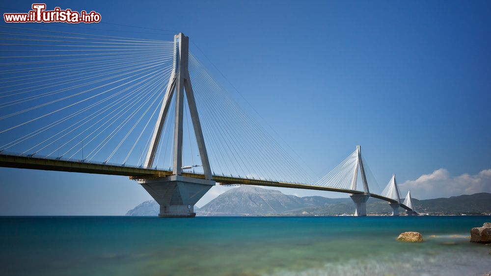 Immagine Il ponte Rion Antirion che collega la penisola del Peloponneso con la Grecia continentale. Attraversa il golfo di Corinto fra le città di Rion, nel Peloponneso, e Antirion, nella Grecia continentale; è noto anche come Ponte di Poseidone e con i suoi 2883 metri è il ponte strallato più lungo del mondo. E' stato inaugurato e aperto al traffico nell'agosto 2004.