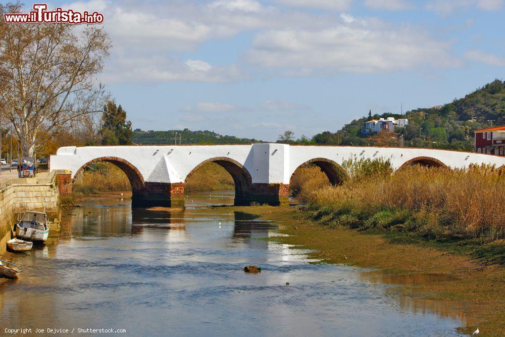 Immagine Il ponte Romana attraversa il fiume Arade a Silves, Algarve, Portogallo. La città deve la sua fondazione e il suo sviluppo al corso d'acqua Arade, importante via di comunicazione che ha attirato le popolazioni che si sono stanziate nel tempo in questo territorio - © Joe Dejvice / Shutterstock.com