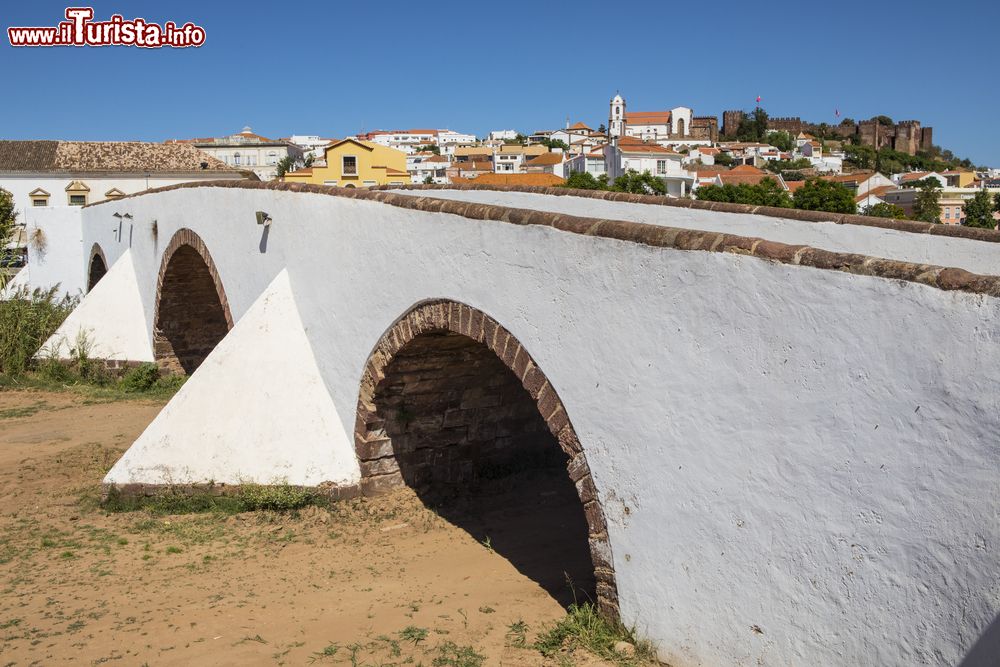 Immagine Il Ponte Romana di Silves, con il borgo e il Castello sullo sfondo. Siamo in Algarve la regione più meridionale del Portogallo