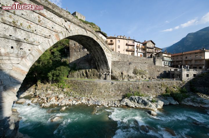 Immagine Il ponte romano è il simbolo indiscusso di Pont-Saint-Martin la città all'ingresso della regione Valle d'Aosta - © Claudio Giovanni Colombo / Shutterstock.com