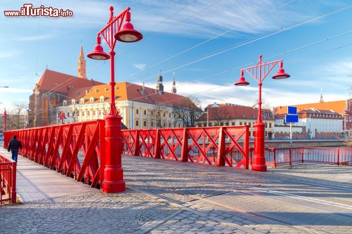 Immagine Il ponte rosso di Wroclaw, Polonia - Una bella immagine del Sandy Bridge di Breslavia © kavalenkau / Shutterstock.com