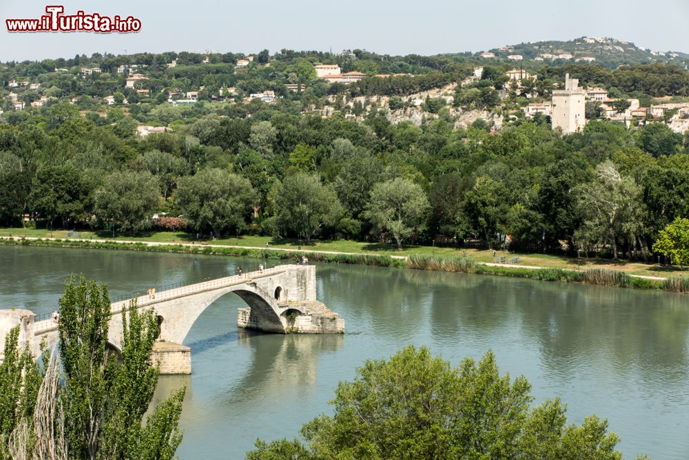Immagine Il ponte Saint Benezet, noto come ponte d'Avignon, a Villeneuve-les-Avignon (Francia), dall'alto. Edificato fra il 1177 e il 1185 e più volte ricostruito sul fiume Rodano collegava Avignone con Villeneuve-les-Avignon.