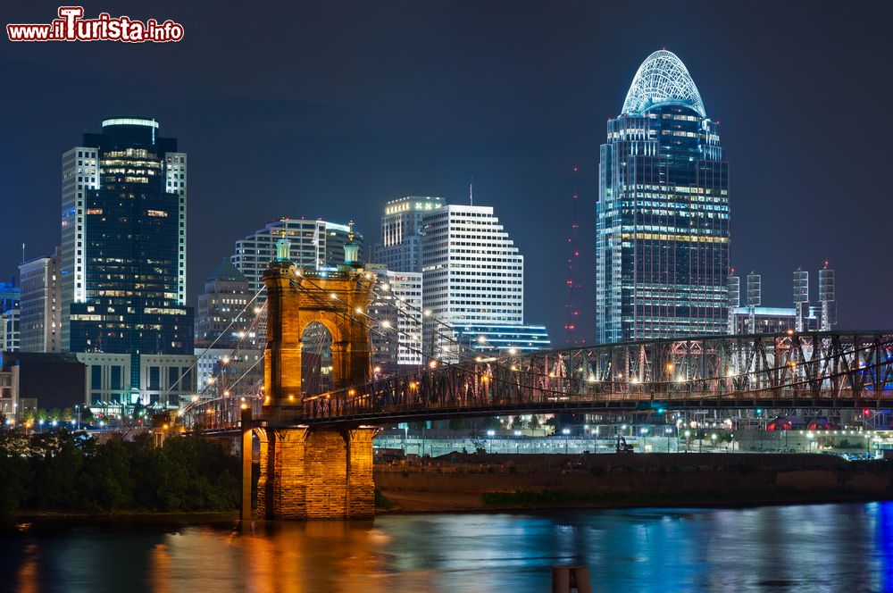 Immagine Il ponte sospeso John A Roebling a Cincinnati, Ohio, by night. Inaugurato il 1 Dicembre 1866, è lungo 322 metri. Quando è stato aperto al transito era il ponte sospeso più lungo al mondo.