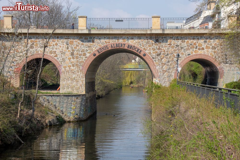 Immagine Il ponte sul canale Karl Heine a Lipsia, Germania: il passaggio collega il centro della città con il porto di Lindenauer.