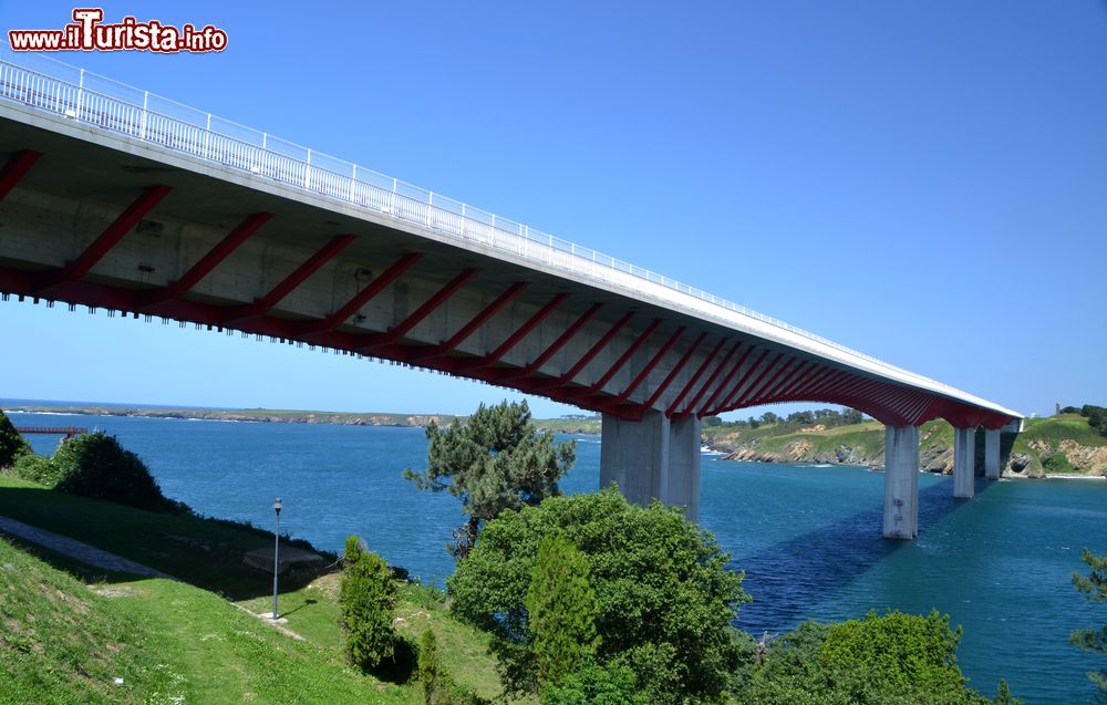 Immagine Il ponte sul fiume  Eo che collega le Asturie con la Galizia, nord della Spagna