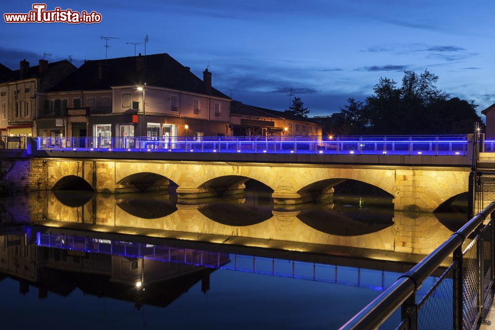 Immagine Il ponte sul fiume Bourbince illuminato di notte a Paray-le-Monial, Francia. 