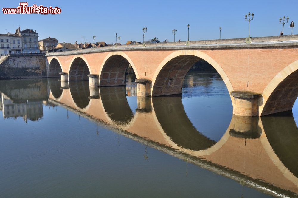 Immagine Il ponte sul fiume Dordogna riflesso nell'acqua a Bergerac, Francia.