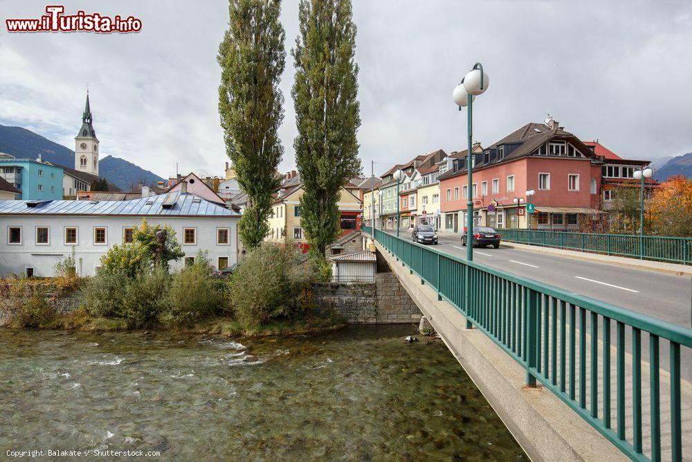 Immagine Il ponte sul fiume Drava nel centro storico di Spittal an der Drau, Austria - © Balakate / Shutterstock.com