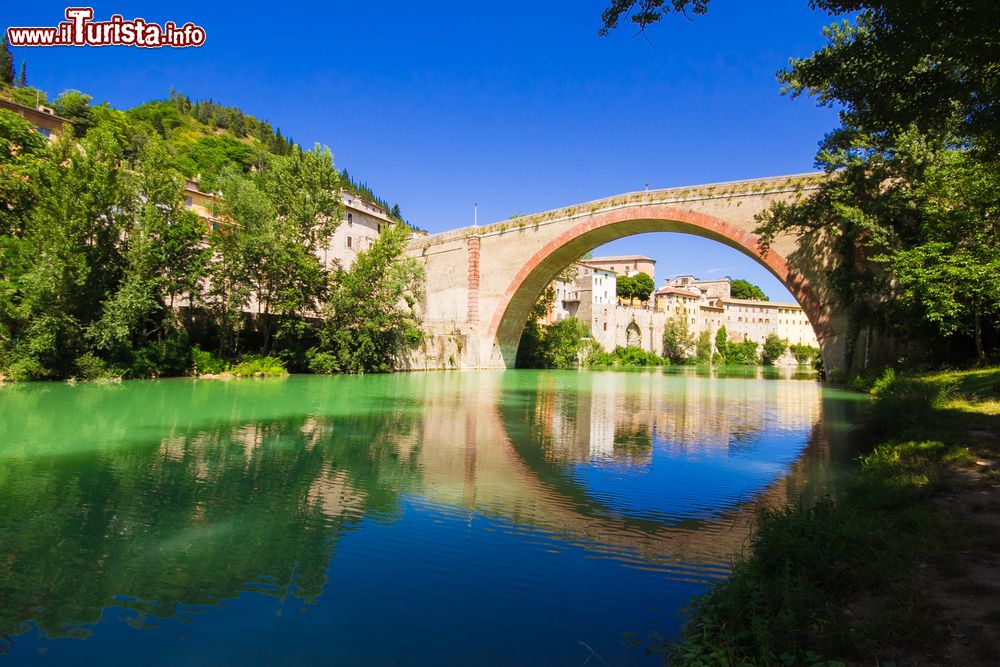 Immagine Il ponte sul fiume Metauro e il borgo di Fossombrone nelle Marche