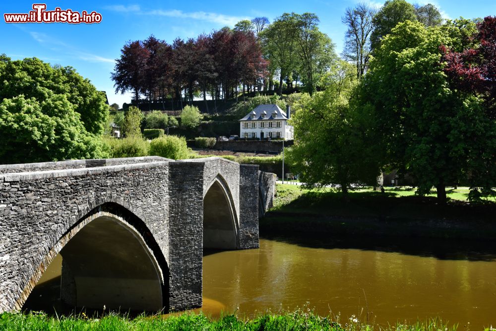 Immagine Il ponte sul fiume Semois nella città di Bouillon, Belgio. Siamo nella provincia vallona del Lussemburgo, una delle tre regioni del Belgio.
