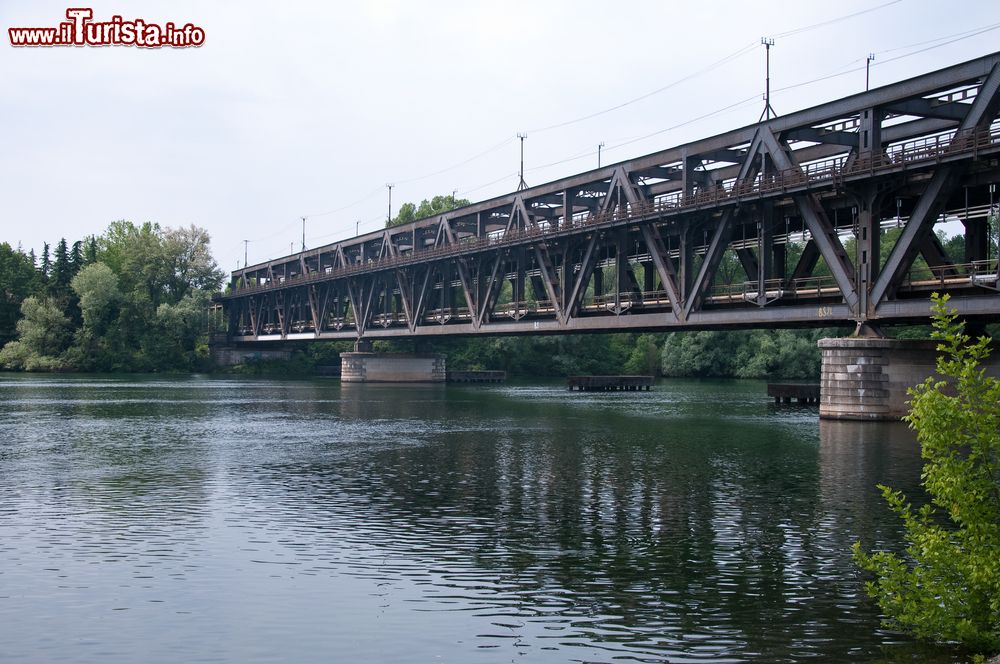 Immagine Il ponte sul fiume Ticino a Sesto Calende, provincia di Varese (Lombardia).