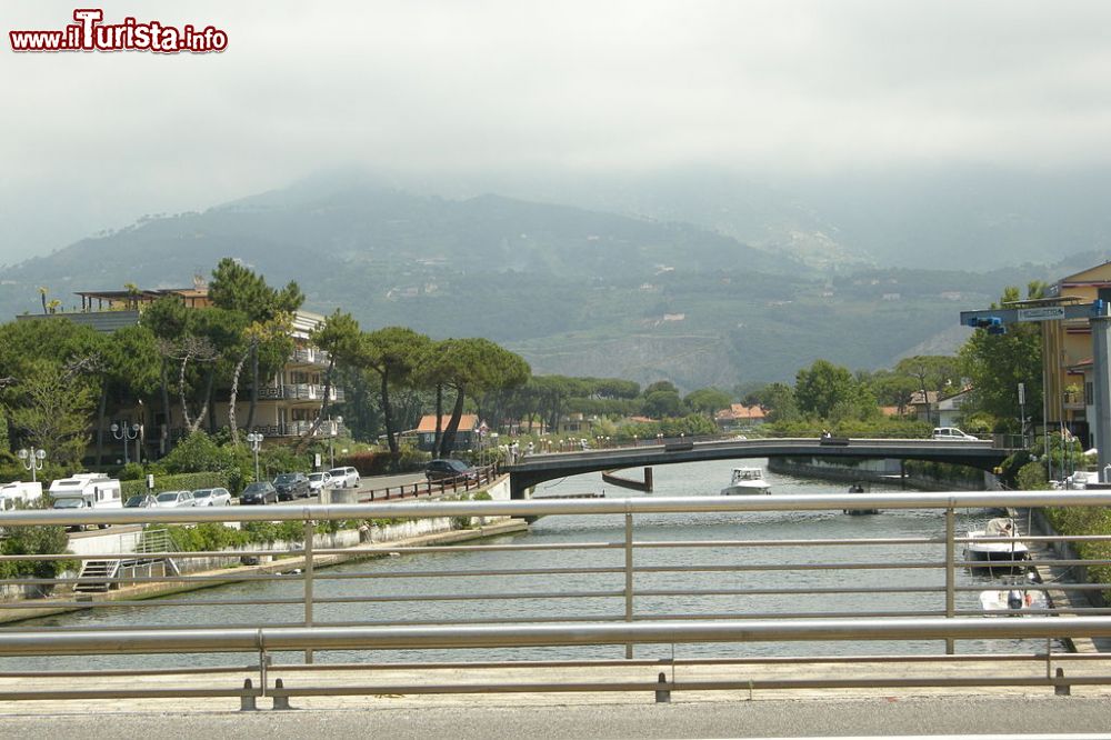 Immagine Il ponte sul fiume Versilia a Cinquale, Toscana - © DV - CC BY-SA 3.0, Wikipedia