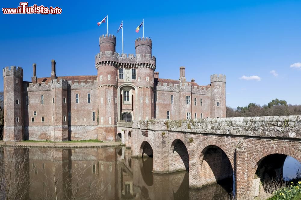 Immagine Il ponte sul fossato del Castello di Herstmonceux East Sussex, Inghilterra del sud